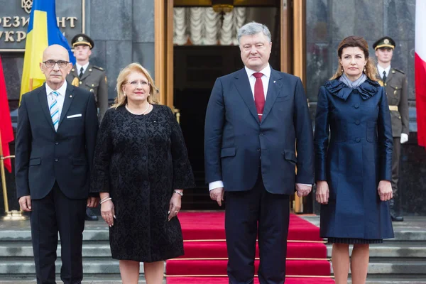 Petro Poroshenko y la presidenta maltesa Marie Louise Coleiro Prec — Foto de Stock