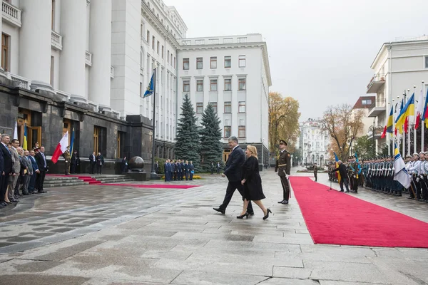 Petro Poroshenko y la presidenta maltesa Marie Louise Coleiro Prec — Foto de Stock