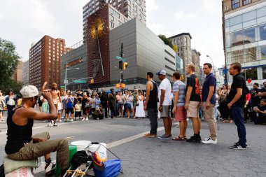Union Square Manhattan adlı sokak dansçıları