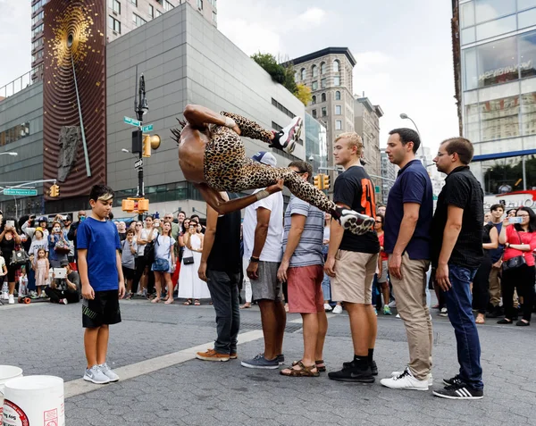 Bailarines callejeros en Union Square en Manhattan —  Fotos de Stock