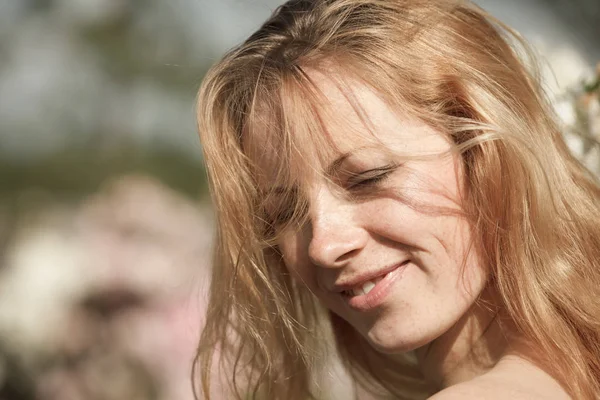 Retrato de una chica rubia sobre un fondo natural — Foto de Stock