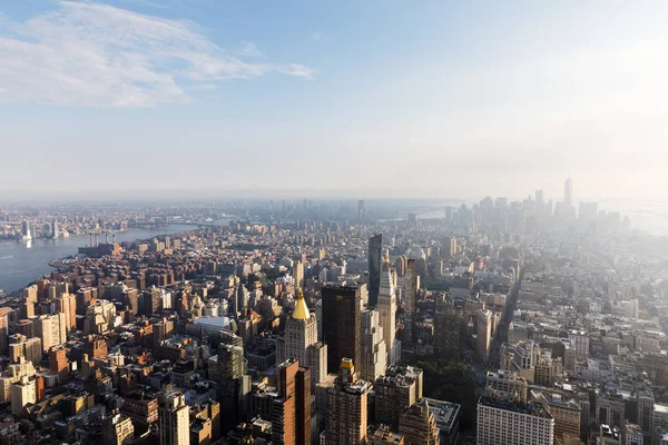 Манхэттен с Эмпайр-стейт-билдинг — стоковое фото