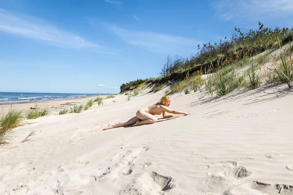 Güzel çıplak kız zevk doğa