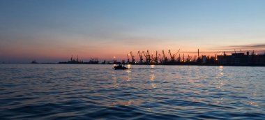 Bağlantı noktası termina gün batımında