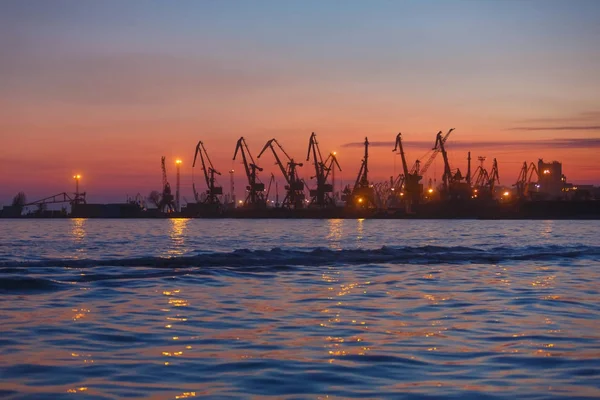 Terminação do porto ao pôr do sol — Fotografia de Stock