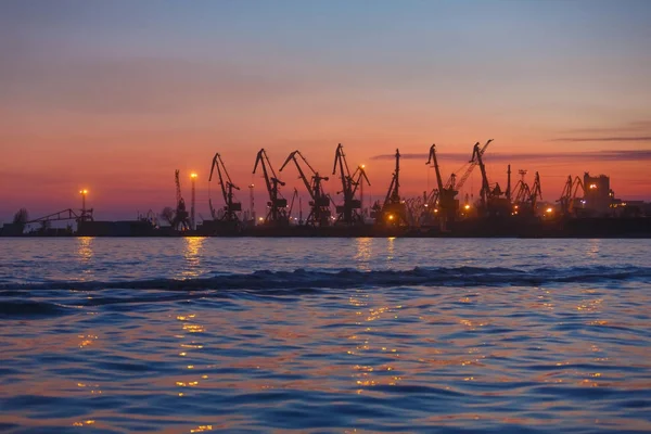 Bağlantı noktası termina gün batımında — Stok fotoğraf