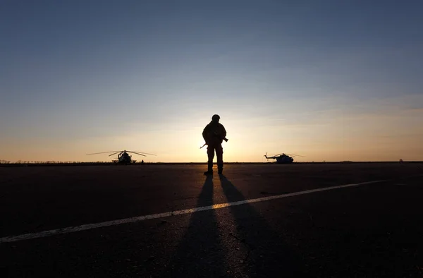 Silhouet van een militaire man — Stockfoto