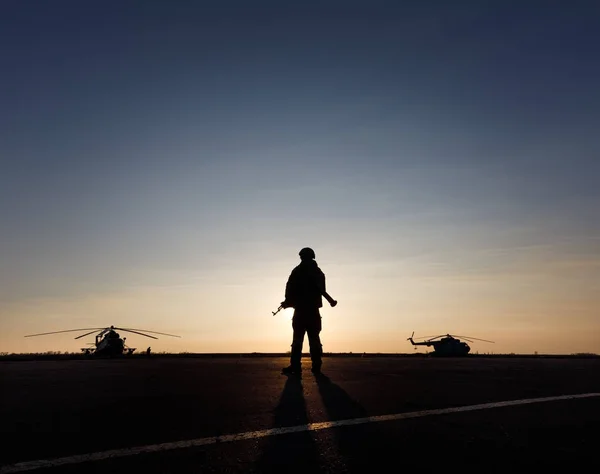 Silhouet van een militaire man — Stockfoto