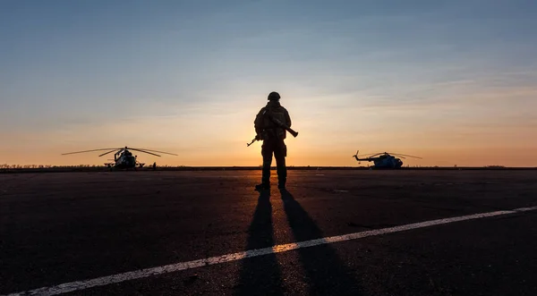 Silhouette d'un militaire — Photo