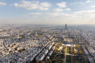 Paris şehri ve Mars'ın alanı havadan görünümü