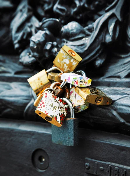 Fechaduras de amor em Paris, França — Fotografia de Stock