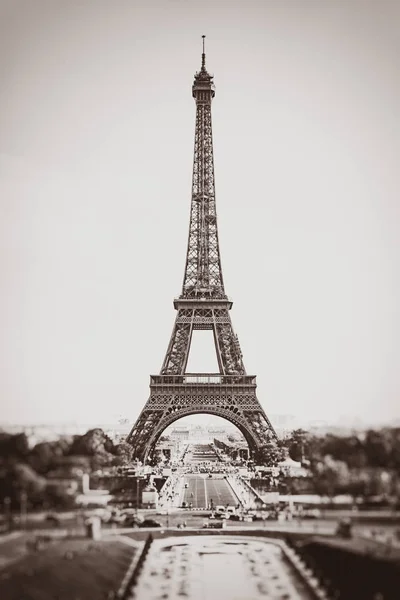 在法国巴黎的埃菲尔铁塔。复古，复古风格 — 图库照片