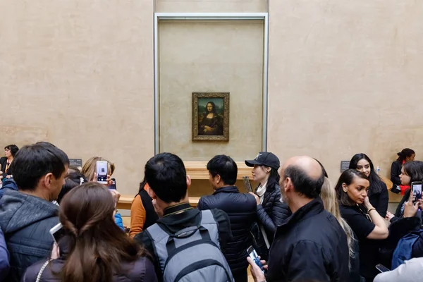 "Мона Лиза" Леонардо да Винчи в Лувре — стоковое фото