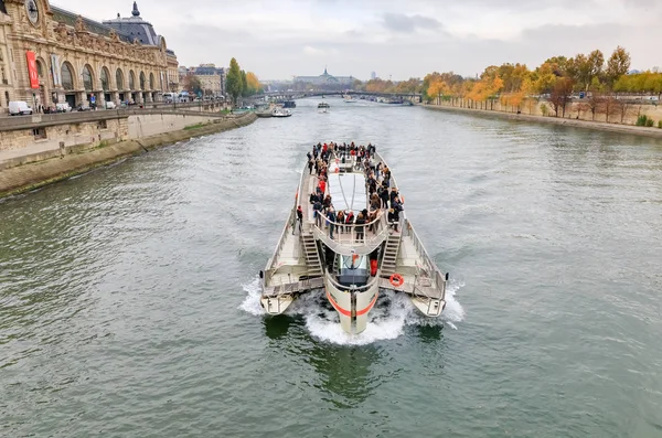 Navio de cruzeiro no Sena em Paris — Fotografia de Stock