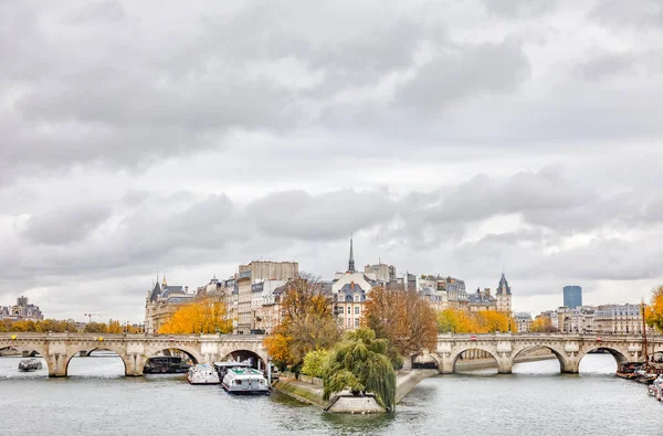 Ada alıntı ve köprü Neuf Paris — Stok fotoğraf