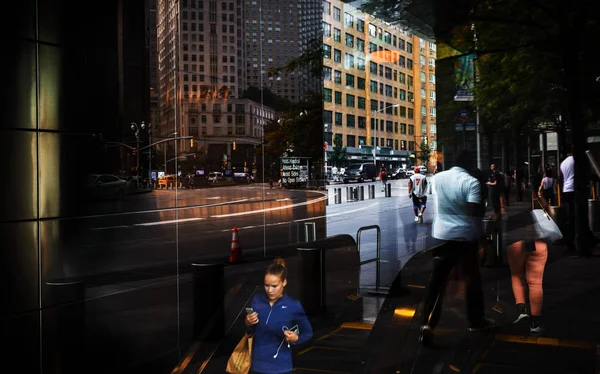 Lumières, ombres et reflets dans les rues de New York — Photo