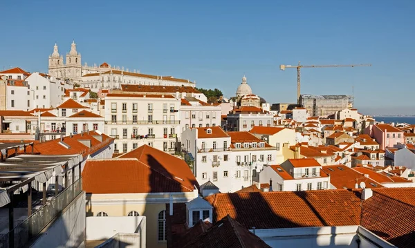 Lizbon şehir manzarası Alfama adlı