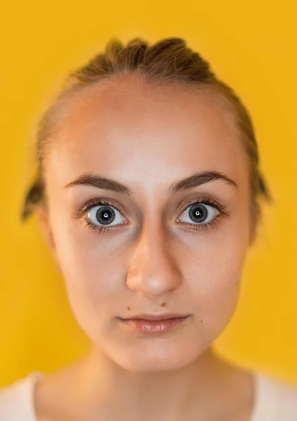 Retrato de close-up de uma jovem encantadora — Fotografia de Stock