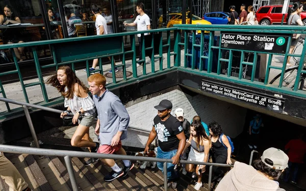 Grupo de personas que salen de la estación de metro de Nueva York —  Fotos de Stock