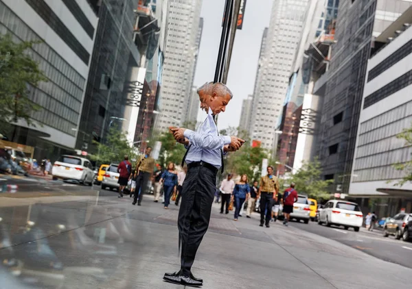 Elderly gray-haired man with a mobile phone in NYC — Stock Photo, Image