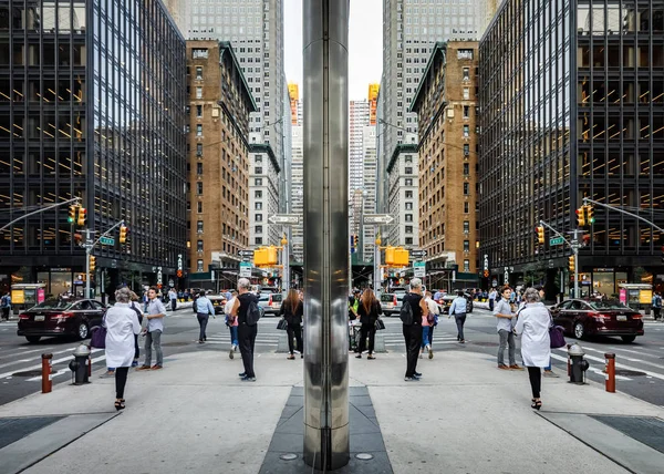 Manhattan reflexiones escena callejera — Foto de Stock