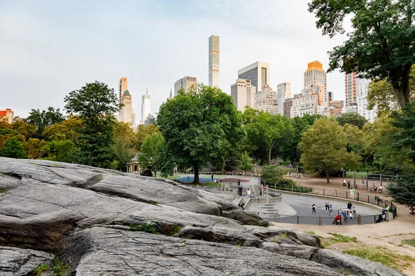 I newyorkesi riposano nel Central Park di New York — Foto Stock