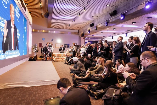 Журналисты в лобби Всемирного экономического форума в Давосе — стоковое фото