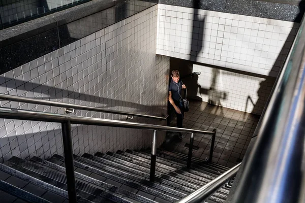 Människan kommer ut ur Nyc tunnelbanestation — Stockfoto