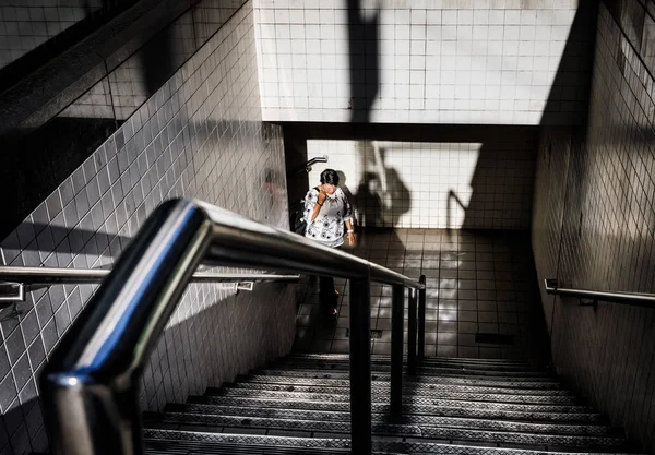 Människan kommer ut ur Nyc tunnelbanestation — Stockfoto