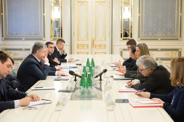 Federica Mogherini y Petro Poroshenko — Foto de Stock