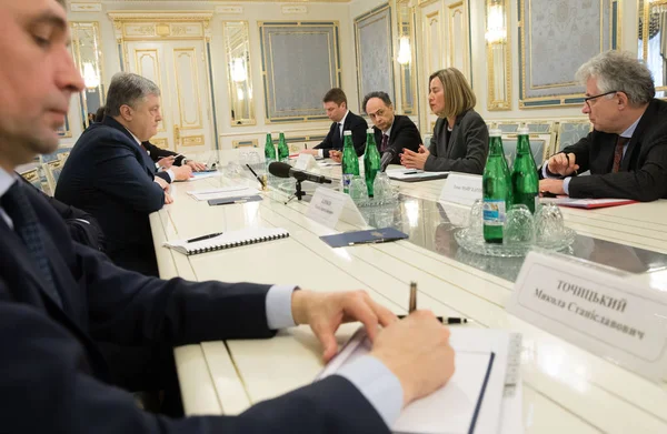 Federica Mogherini y Petro Poroshenko — Foto de Stock