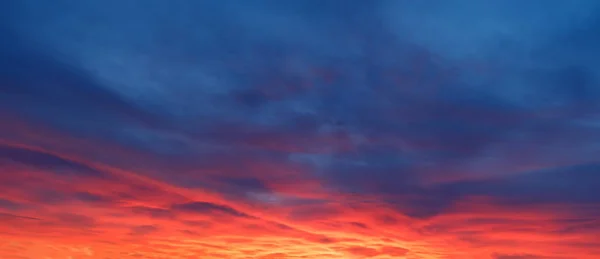 Dramatische zonsondergang en zonsopgang hemel — Stockfoto