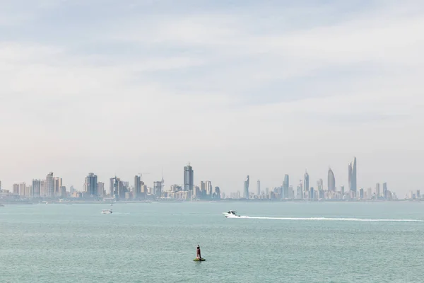 Kuwait's coastline and skyline — Stock Photo, Image