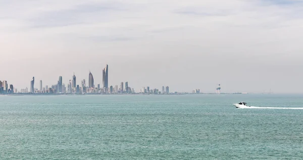 Kuwait's coastline and skyline — Stock Photo, Image