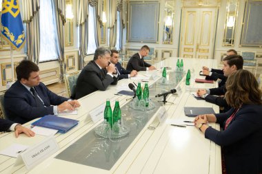 Petro Poroshenko ve Wess Mitchell