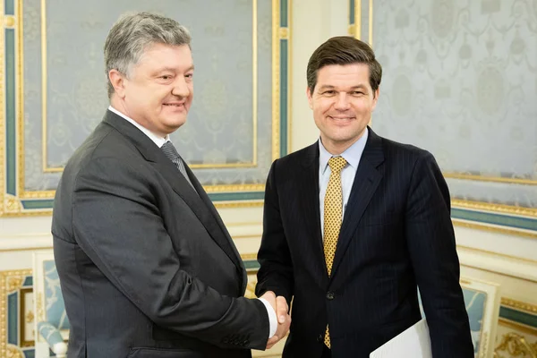 Petro Poroshenko and Wess Mitchell — Stock Photo, Image