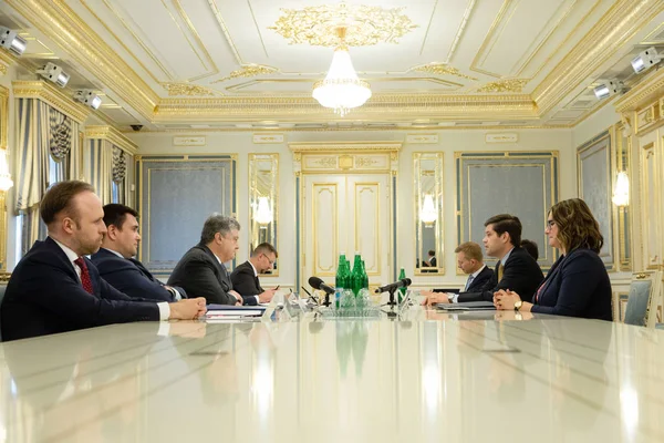 Petro Poroshenko y Wess Mitchell — Foto de Stock