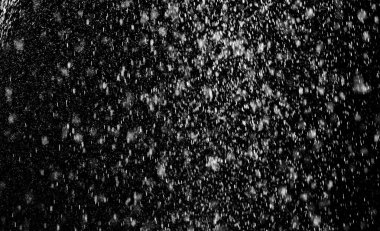 Siyah arkaplanda su damlaları