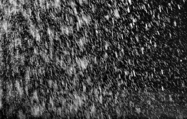 Siyah arkaplanda su damlaları