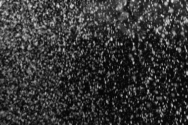 Siyah arkaplanda su damlaları