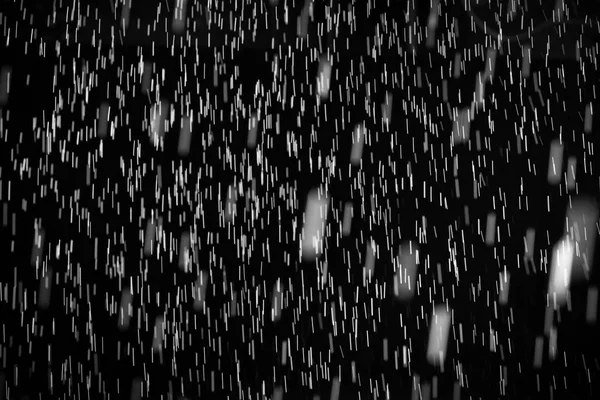Vatten droppar på svart bakgrund — Stockfoto