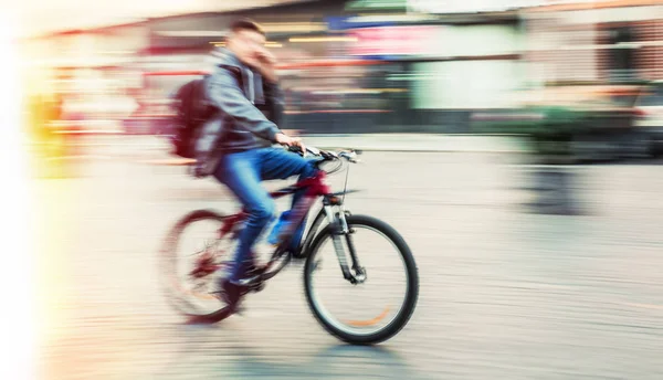 Велогонщик в движении размыт — стоковое фото