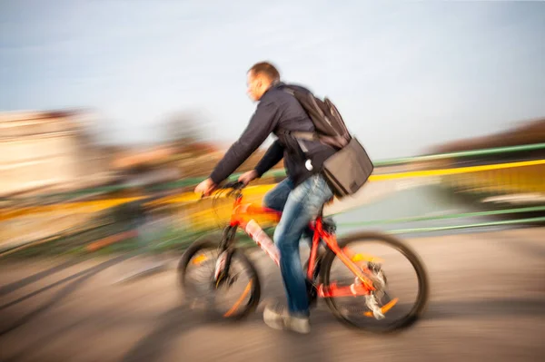 Ciclista em movimento desfocado — Fotografia de Stock