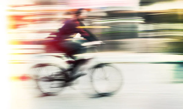 Radfahrer in Bewegung verschwimmt — Stockfoto