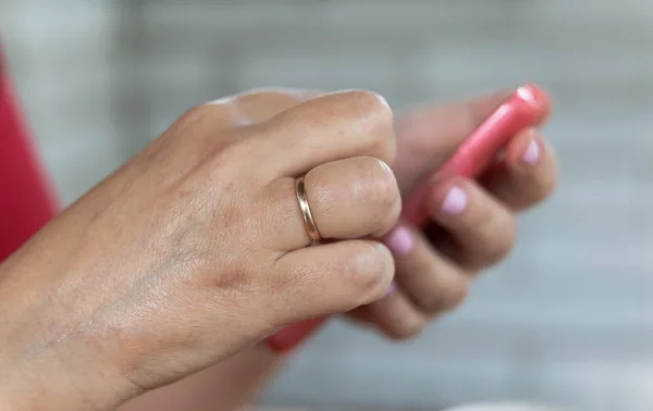 Teléfono móvil en la mano de una mujer — Foto de Stock