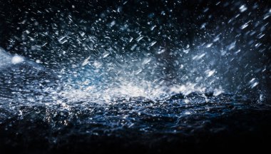 Taşa düşen yağmur damlası