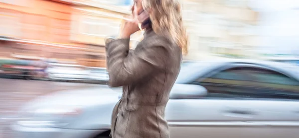 Abstrakte Straßenszenen in Bewegung verschwimmen. — Stockfoto