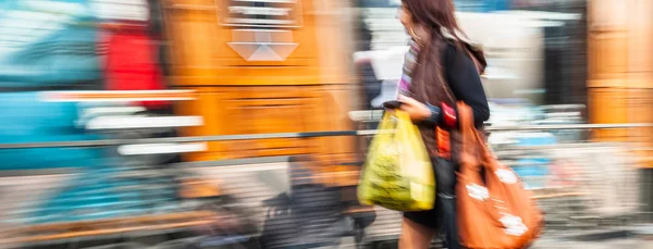 Cena de rua abstrata em borrão de movimento . — Fotografia de Stock