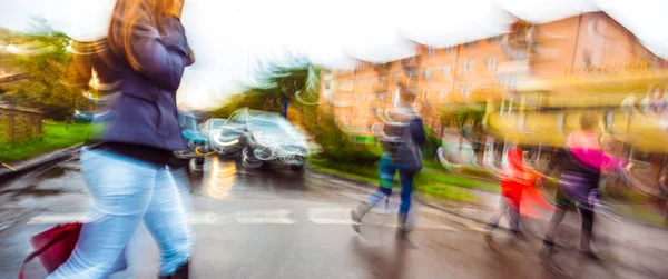 Streszczenie sceny ulicznej w ruchu rozmycie. — Zdjęcie stockowe