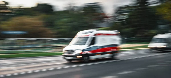 Ambulância em chamada de emergência — Fotografia de Stock